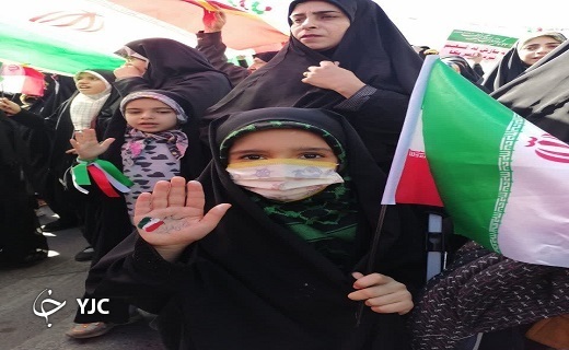 خلق جلوه&zwnj;های زیبا از حضور دهه هشتادی و نودی&zwnj;ها در راهپیمایی ۲۲ بهمن در یزد+ عکس و فیلم