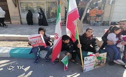 خلق جلوه&zwnj;های زیبا از حضور دهه هشتادی و نودی&zwnj;ها در راهپیمایی ۲۲ بهمن در یزد+ عکس و فیلم