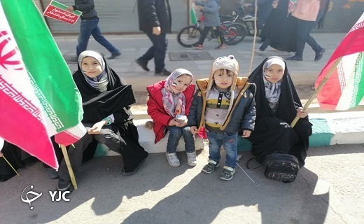 خلق جلوه&zwnj;های زیبا از حضور دهه هشتادی و نودی&zwnj;ها در راهپیمایی ۲۲ بهمن در یزد+ عکس و فیلم