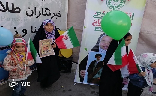 خلق جلوه&zwnj;های زیبا از حضور دهه هشتادی و نودی&zwnj;ها در راهپیمایی ۲۲ بهمن در یزد+ عکس و فیلم