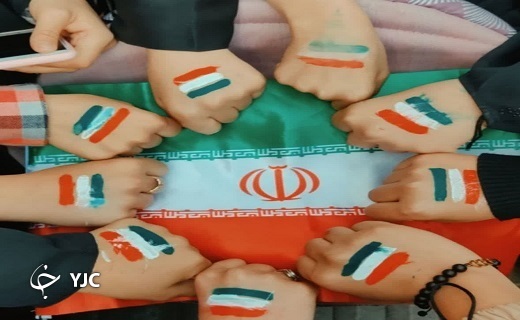 خلق جلوه&zwnj;های زیبا از حضور دهه هشتادی و نودی&zwnj;ها در راهپیمایی ۲۲ بهمن در یزد+ عکس و فیلم