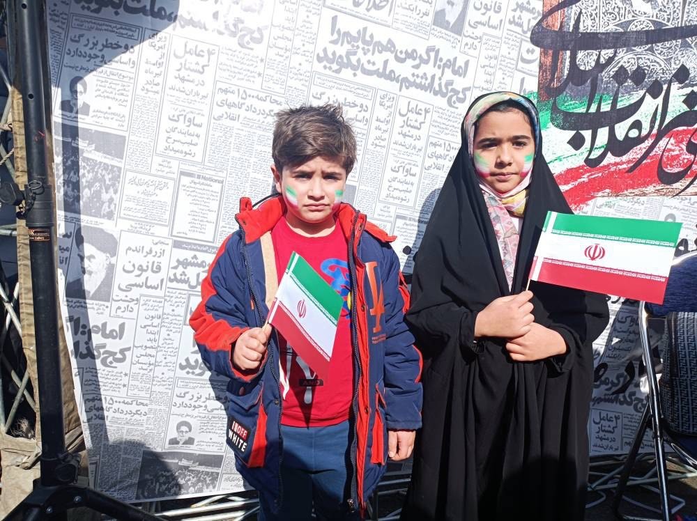 حضور پررنگ کودکان در جشن پیروزی انقلاب