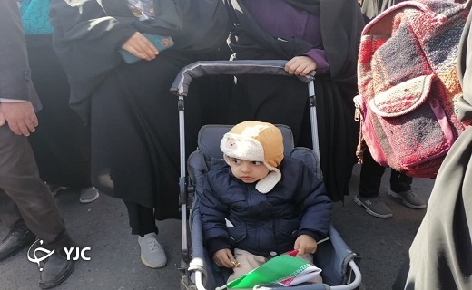 خلق جلوه&zwnj;های زیبا از حضور دهه هشتادی و نودی&zwnj;ها در راهپیمایی ۲۲ بهمن در یزد+ عکس و فیلم