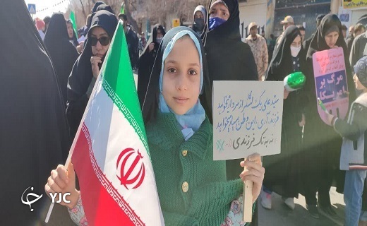 خلق جلوه&zwnj;های زیبا از حضور دهه هشتادی و نودی&zwnj;ها در راهپیمایی ۲۲ بهمن در یزد+ عکس و فیلم