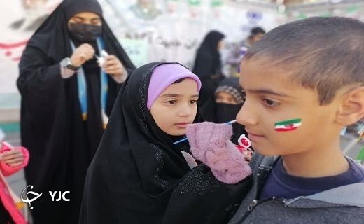 خلق جلوه&zwnj;های زیبا از حضور دهه هشتادی و نودی&zwnj;ها در راهپیمایی ۲۲ بهمن در یزد+ عکس و فیلم