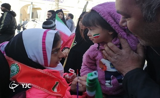 خلق جلوه&zwnj;های زیبا از حضور دهه هشتادی و نودی&zwnj;ها در راهپیمایی ۲۲ بهمن در یزد+ عکس و فیلم