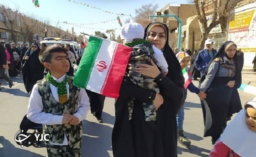 خلق جلوه&zwnj;های زیبا از حضور دهه هشتادی و نودی&zwnj;ها در راهپیمایی ۲۲ بهمن در یزد+ عکس و فیلم