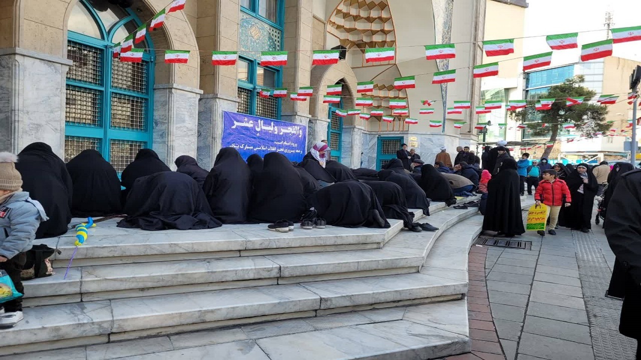 اقامه نماز ظهر در خیابان به دلیل بسته بودن درب مسجد امام صادق (ع) + تصاویر
