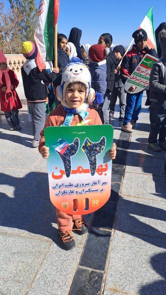 کودک دهه نودی بجستانی در راهپیمایی راهپیمایی ۲۲ بهمن به روایت شهروندخبرنگارها + فیلم و تصاویر
