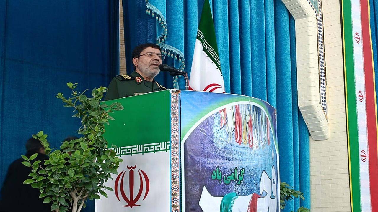 فقر، بیکاری و مشکل معیشتی را هم دشمنان انقلاب اسلامی می دانیم