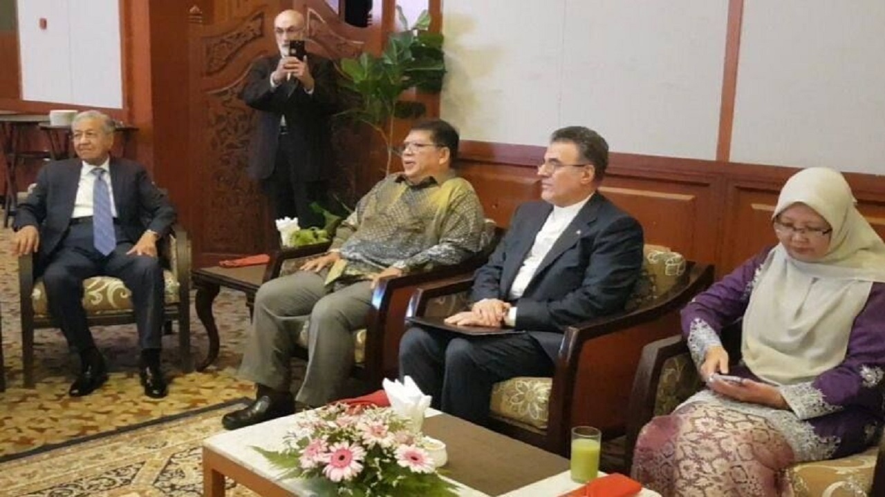 برگزاری جشن پیروزی انقلاب اسلامی در سفارت ایران در مالزی با حضور «ماهاتیر محمد»