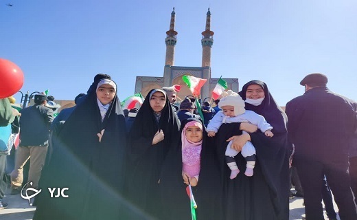خلق جلوه&zwnj;های زیبا از حضور دهه هشتادی و نودی&zwnj;ها در راهپیمایی ۲۲ بهمن در یزد+ عکس و فیلم