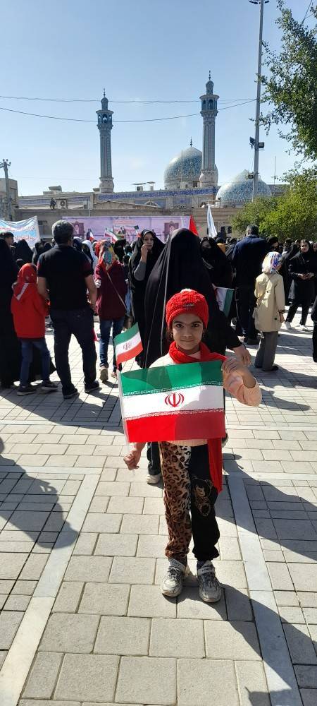 حضور کودک در راهپیمایی ۲۲ بهمن راهپیمایی ۲۲ بهمن به روایت شهروندخبرنگارها + فیلم و تصاویر