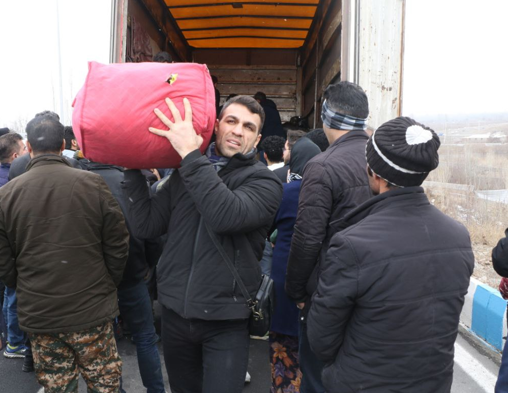 ورزشکاران نیکوکار کشورمان به کمک زلزله زدگان خوی رفتند + عکس