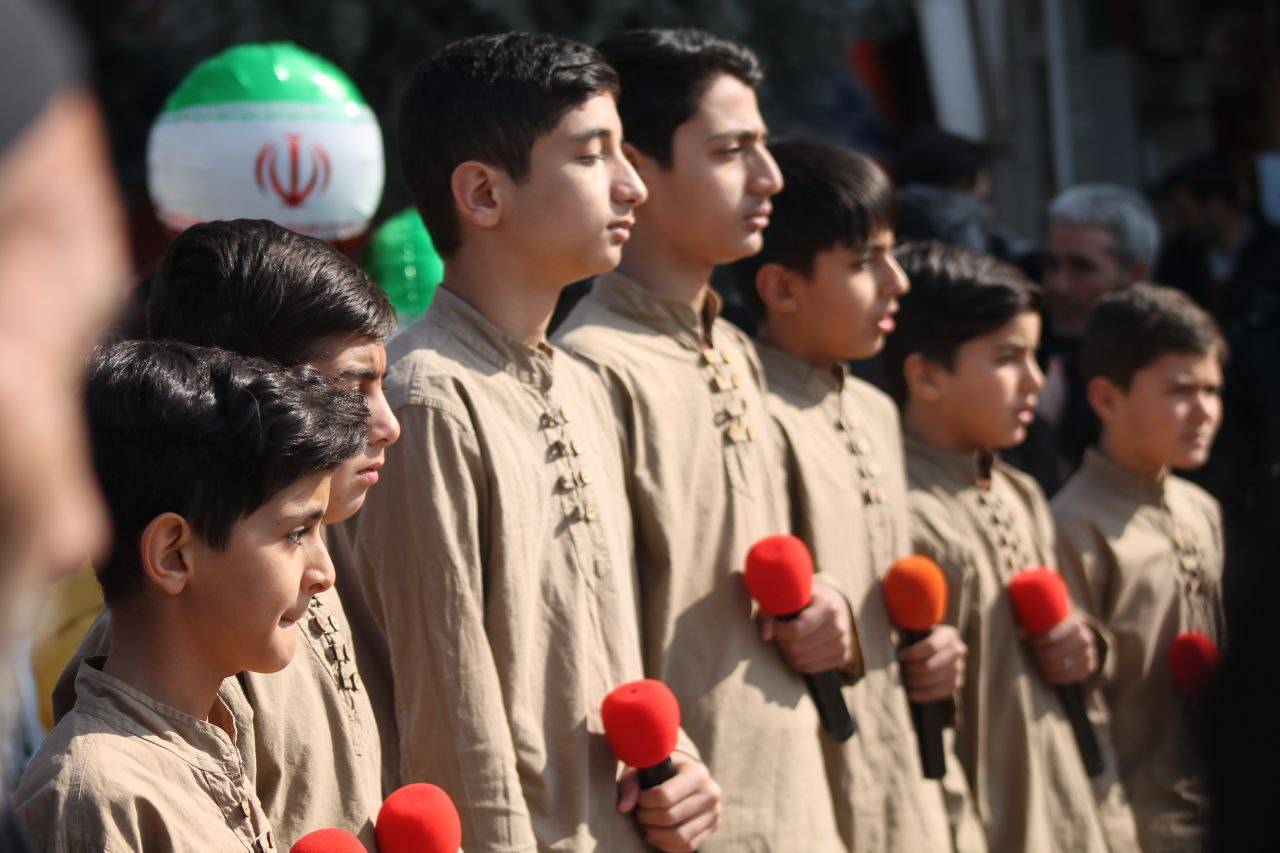 سرودخوانی در راهپیمایی