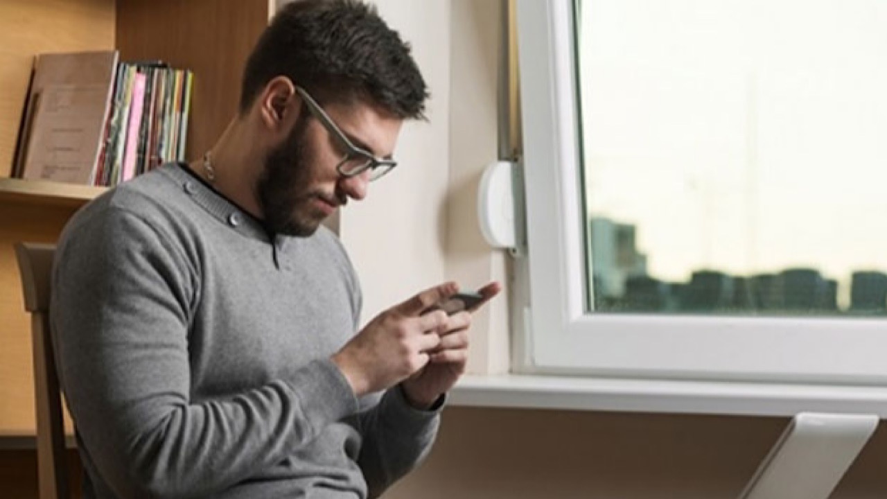با گردن خم به موبایل و تبلت خیره نشوید