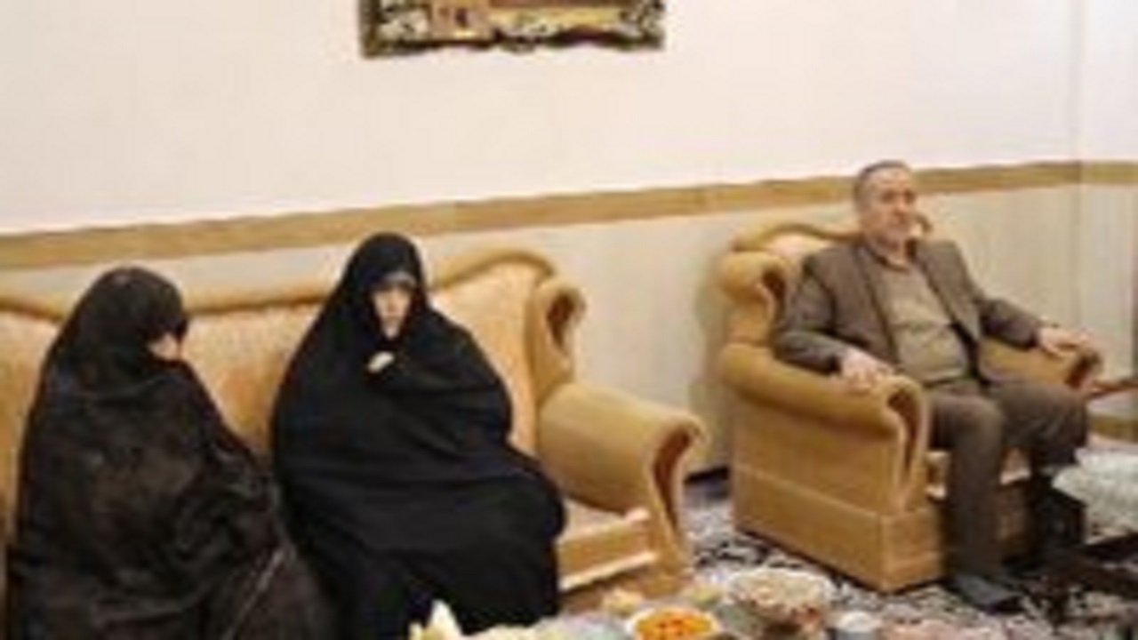 دیدار دهه فجری استاندار سمنان با خانواده شهیدان