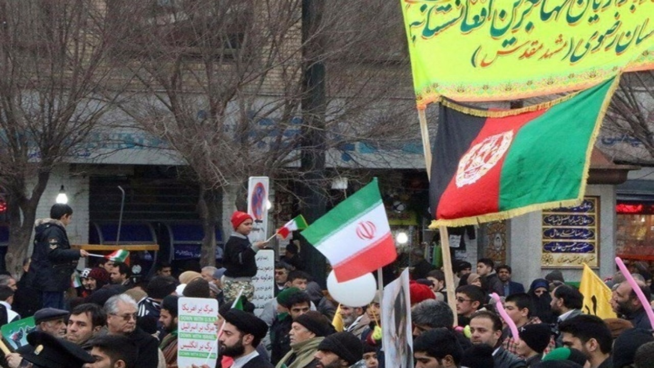 مهاجران افغانستانی در راهپیمایی ۲۲ بهمن شرکت کردند + فیلم