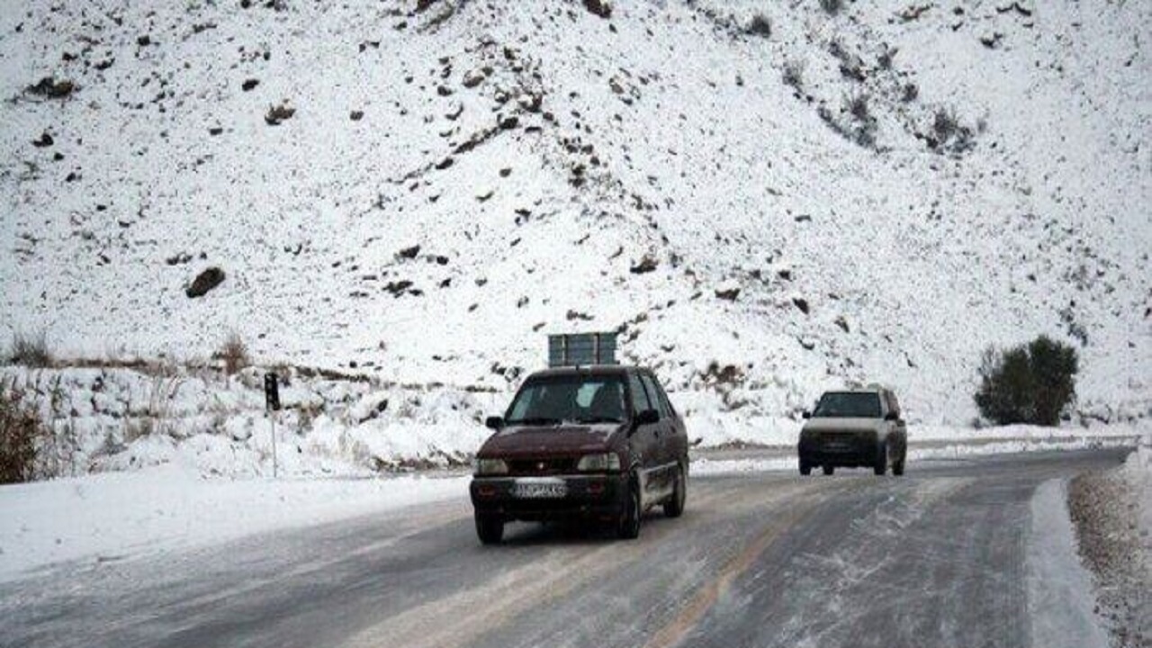 تردد در محور‌های مواصلاتی قم با زنجیر چرخ امکان پذیر است / از سفرهای غیر ضرور خودداری کنید