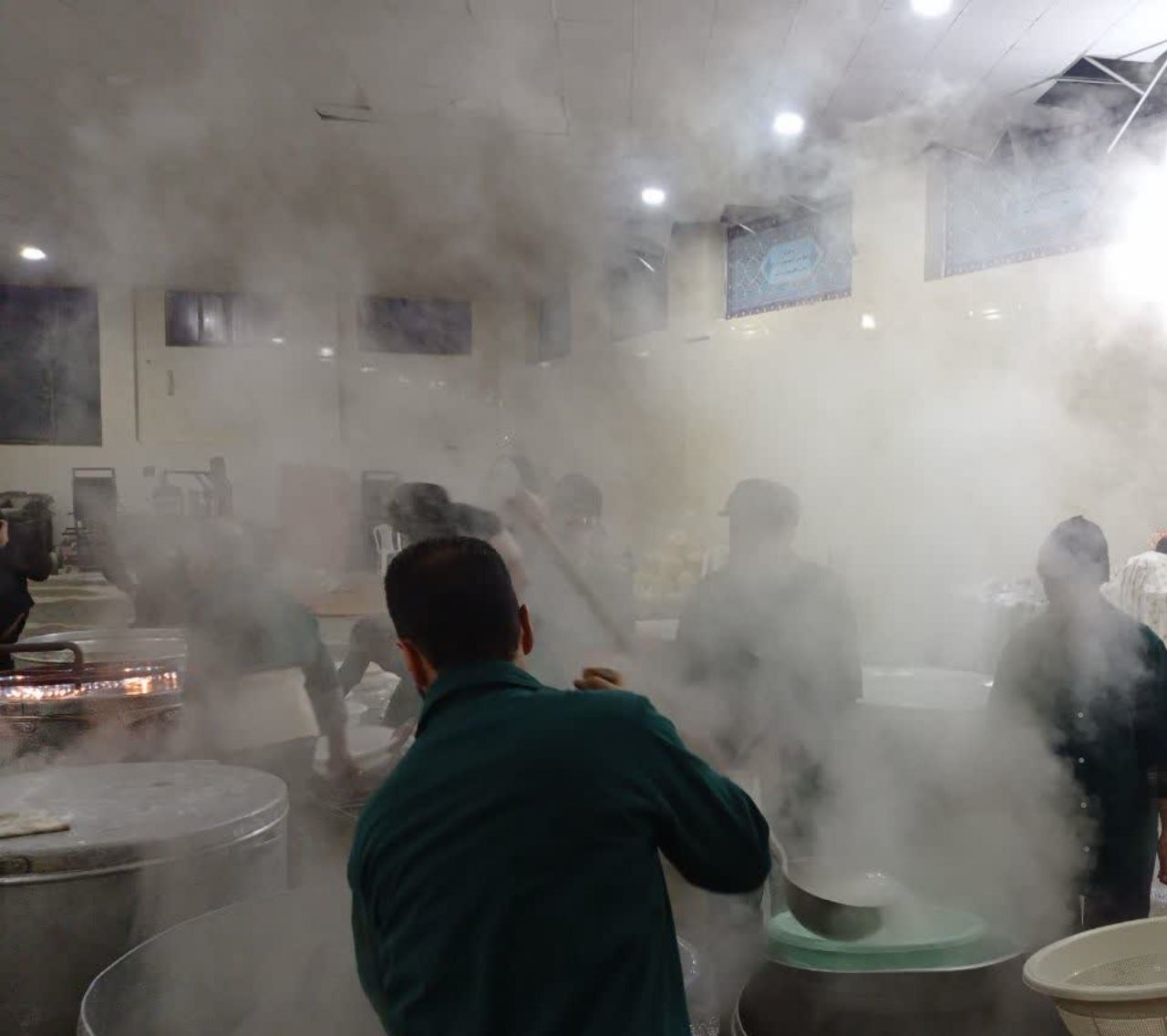موکب محمدشهر روزانه برای زلزله‌زدگان خوی غذا طبخ می‌کند