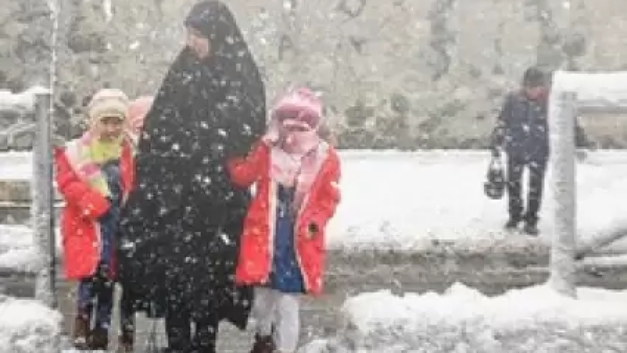 برف مدارس ابتدایی فریدون‌شهرو بویین میاندشت را غیرحضوری کرد