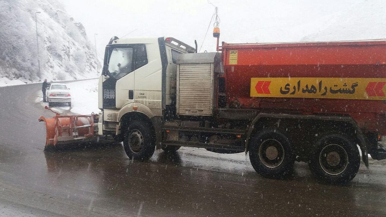برف روبی مسیرهای روستایی کرج آغاز شد