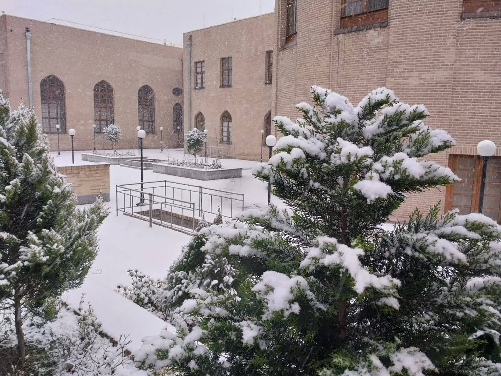بارش برف یک روز برفی در دانشگاه خوارزمی واحد تهران مرکز + تصاویر