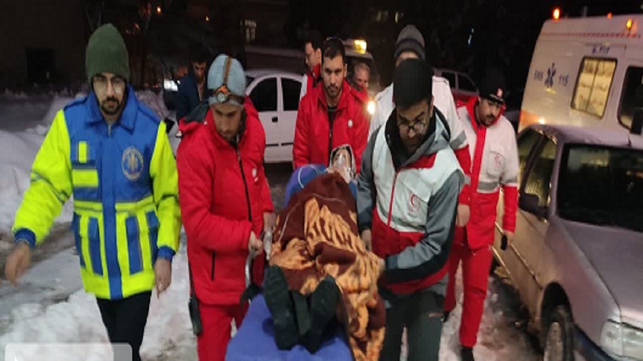 نجات مادر باردار گرفتار در برف