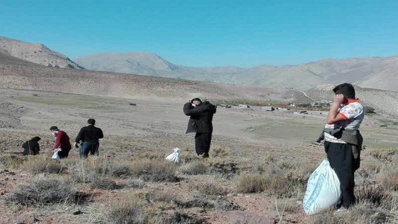 بذرپاشی مراتع روستای گزستان شهرستان بافق