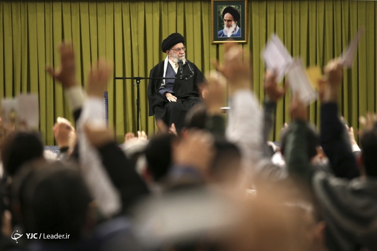 اقامه نماز رهبر انقلاب بر پیکر همسر شهید آیت‌الله مطهری