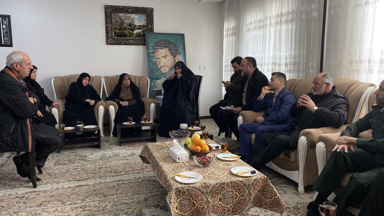 دیدار جمعی از مسئولان با خانواده شهید تازه تفحص شده