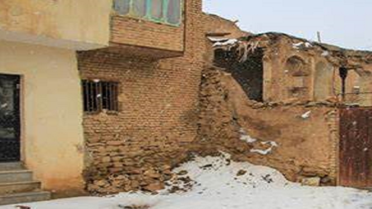 بارش برف یک خانه روستایی را تخریب کرد