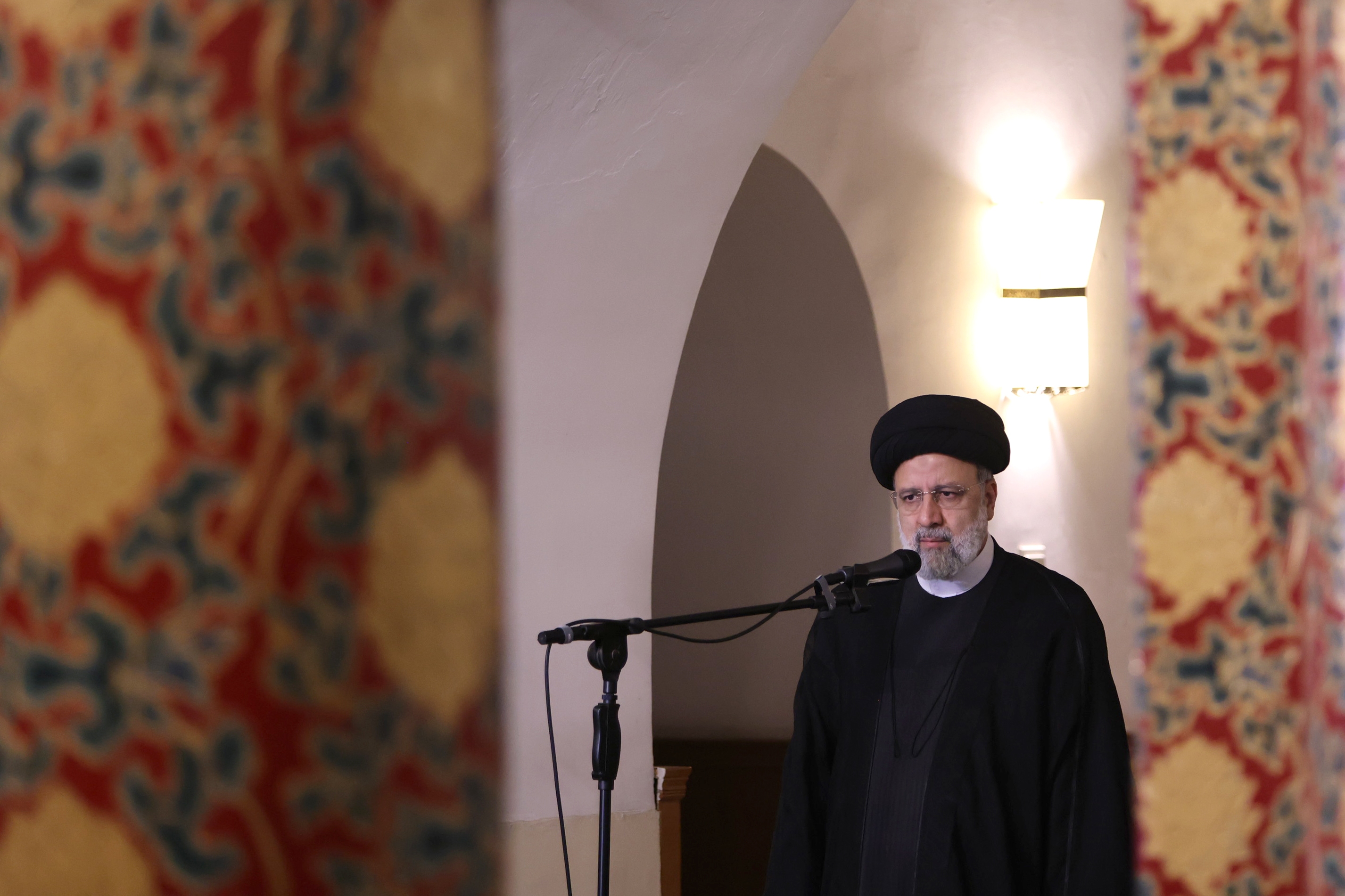رئیسی در جمع نمازگزاران مسجد &laquo;دونگ سی&raquo; پکن