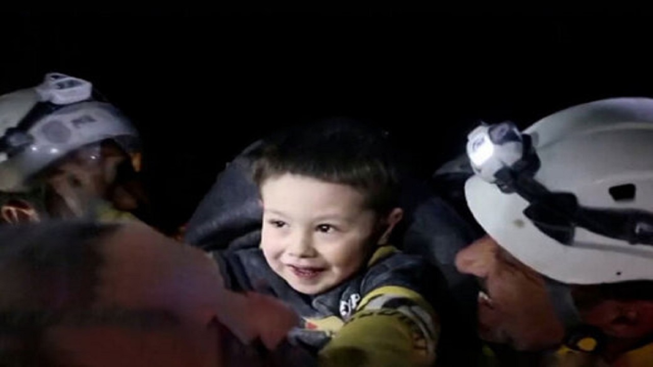 نجات پسر بچه خندان سوری از زیر آوار پس از یک هفته + فیلم