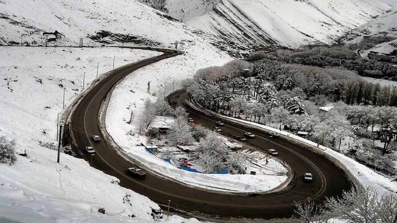 نمایی از جاده برفی شهرستان فیروزکوه + فیلم