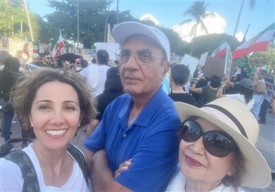پرویز ثابتی در تجمع ضدانقلاب به&zwnj;همراه دختر و همسرش