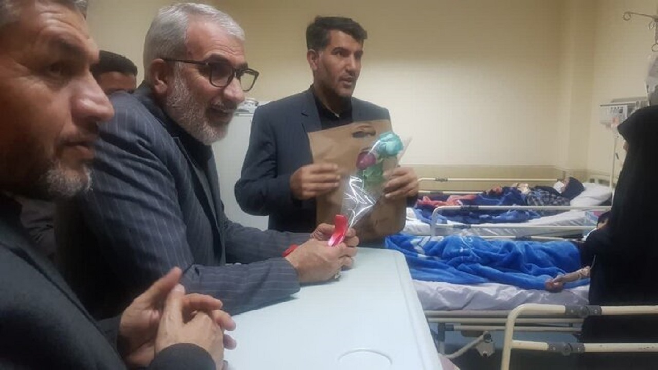 وزیر آموزش و پرورش از دانش آموزان قمی عیادت کرد