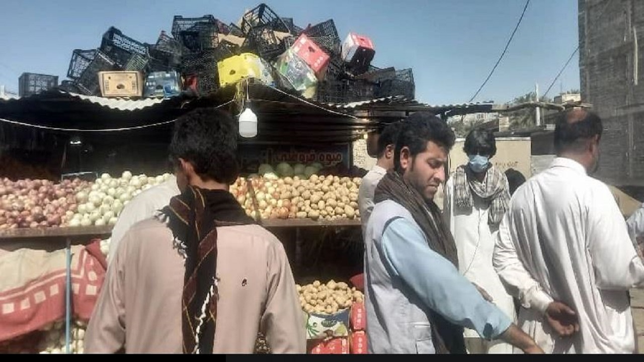 جمع آوری دکه ها و سایبان های غیر مجاز در بلوار مکران ایرانشهر