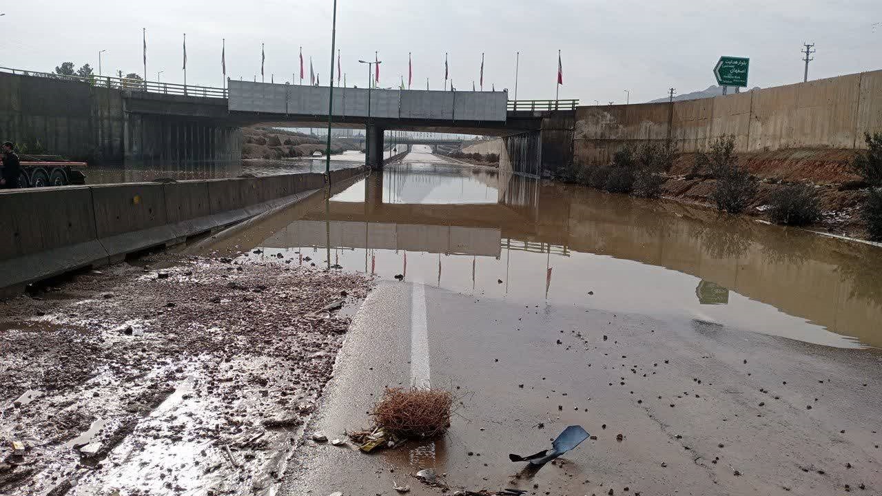 بارش باران و آبگرفتگی مسیر اصفهان به بهارستان را مسدود کرد