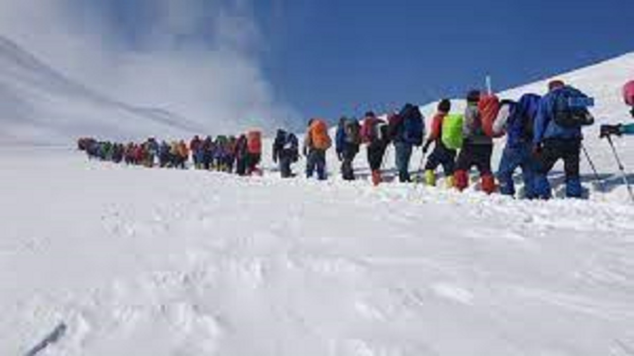 صعود جمعی از کوهنوردان شمالغرب کشور به ارتفاعات بزقوش در سراب