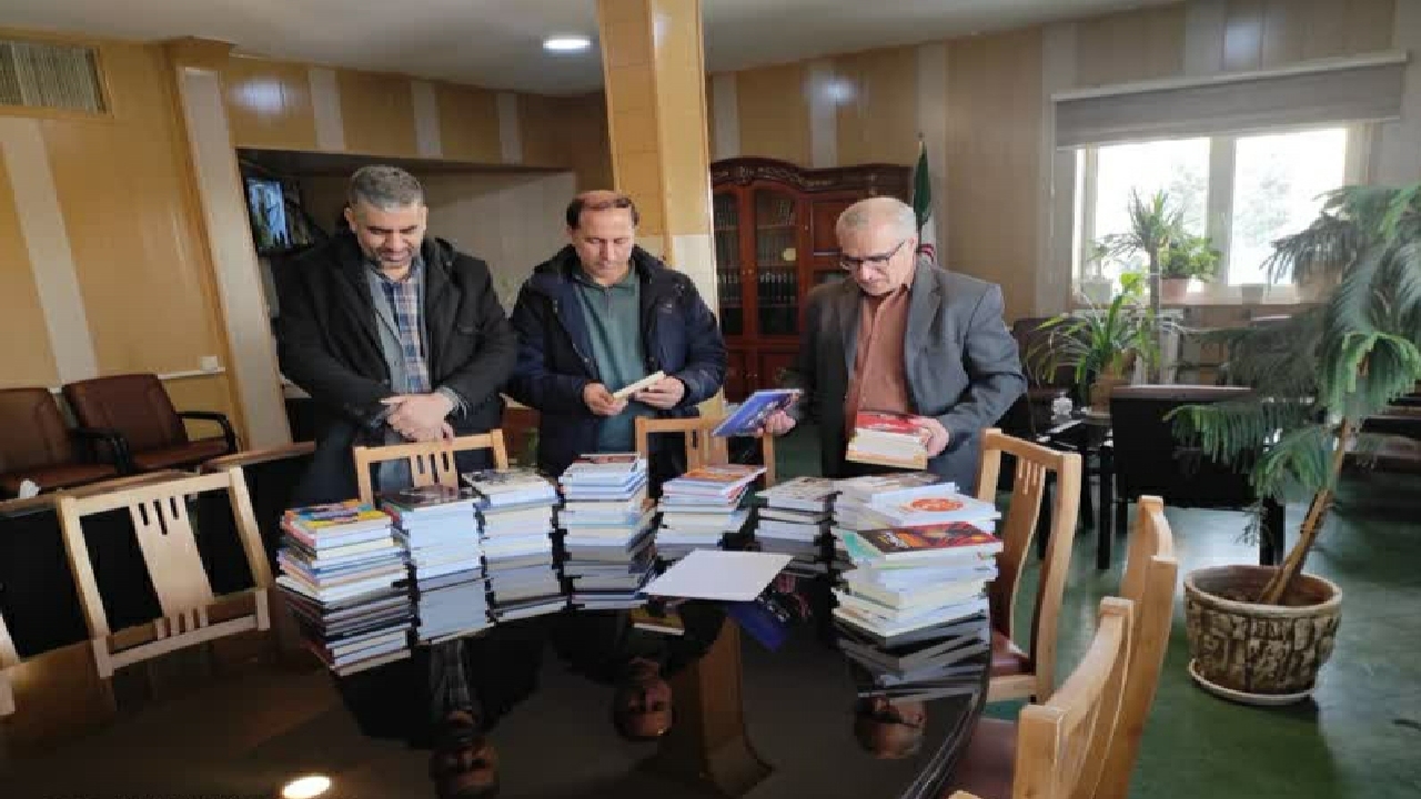 اهدای ۱۵۰ نسخه کتاب به کتابخانه‌های عمومی شهرستان تاکستان