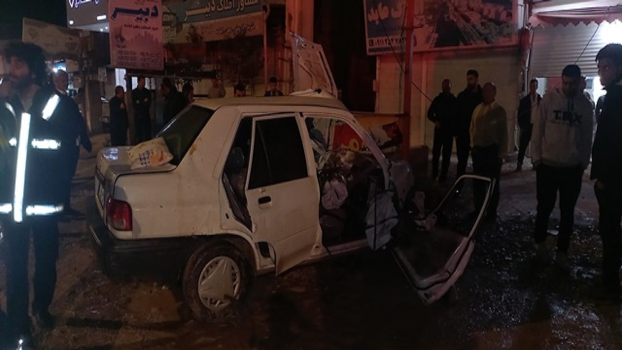 برخورد پراید با تیر برق حادثه آفرید