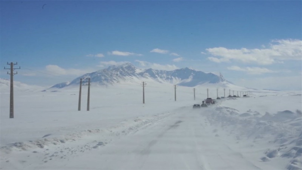 محاصره ۱۰۸ روستای الیگودرز در ‌برف/ اعزام بالگرد ارتش ‌برای توزیع اقلام غذایی ‌