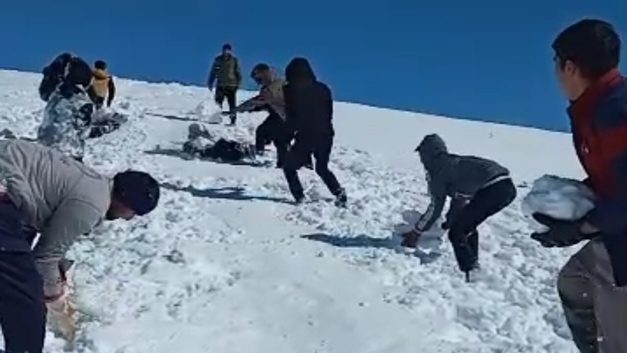 تونل وحشت برفی در روستای گلزرد شازند