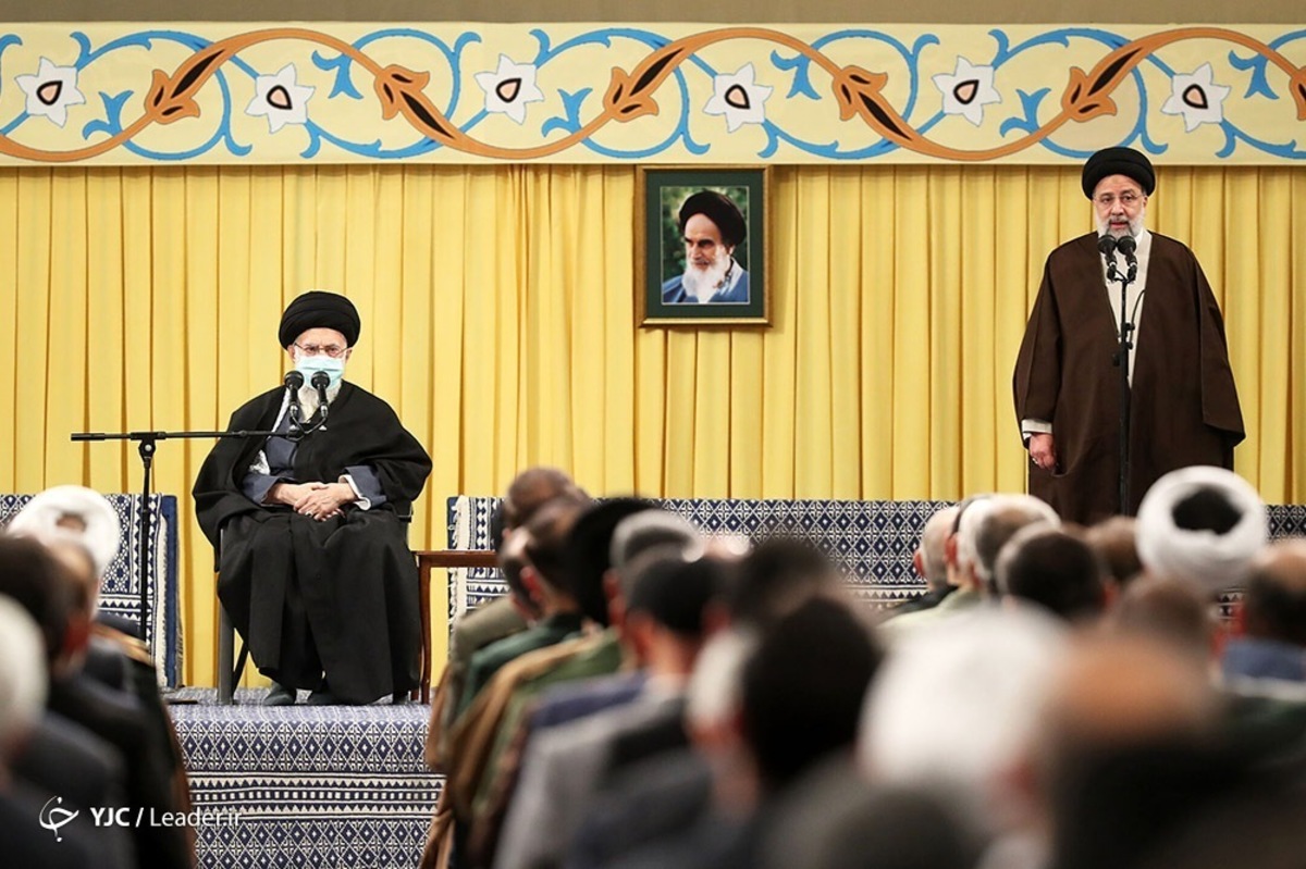 اقامه نماز رهبر انقلاب بر پیکر همسر شهید آیت‌الله مطهری
