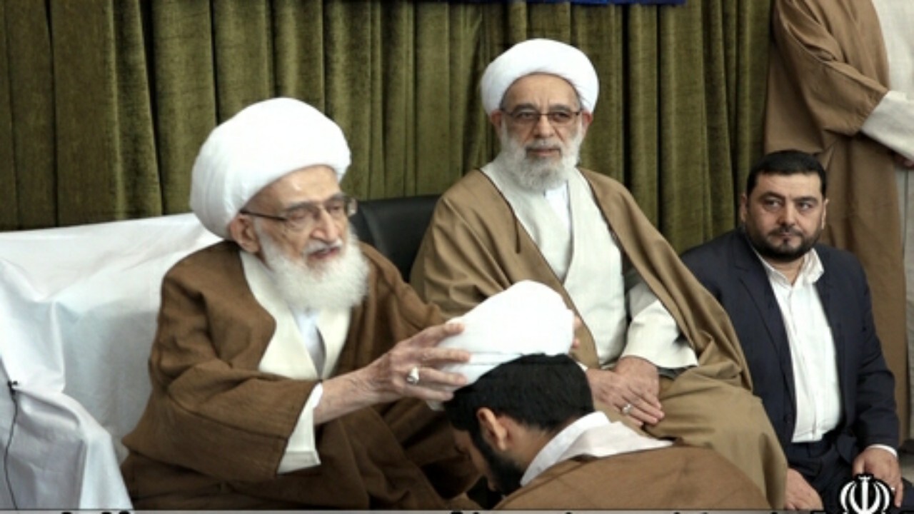 عمامه گذاری طلاب به دست مراجع تقلید