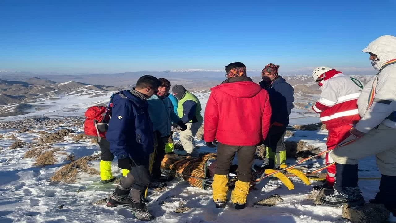 نجات کوهنورد جوان در ارتفاعات شهرستان سلماس+فیلم