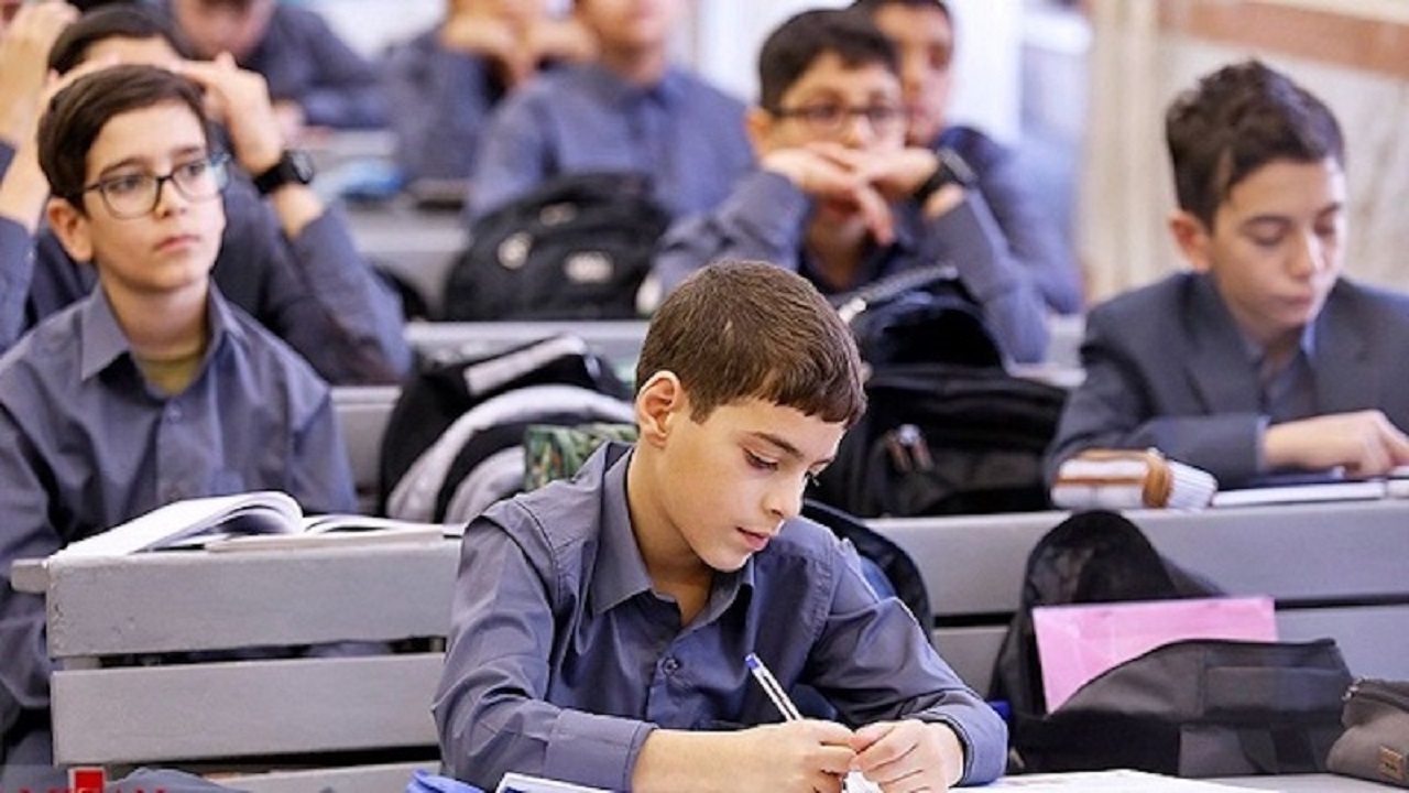 زیان تعطیلی ادارات کمتر از تعطیلی مدارس است