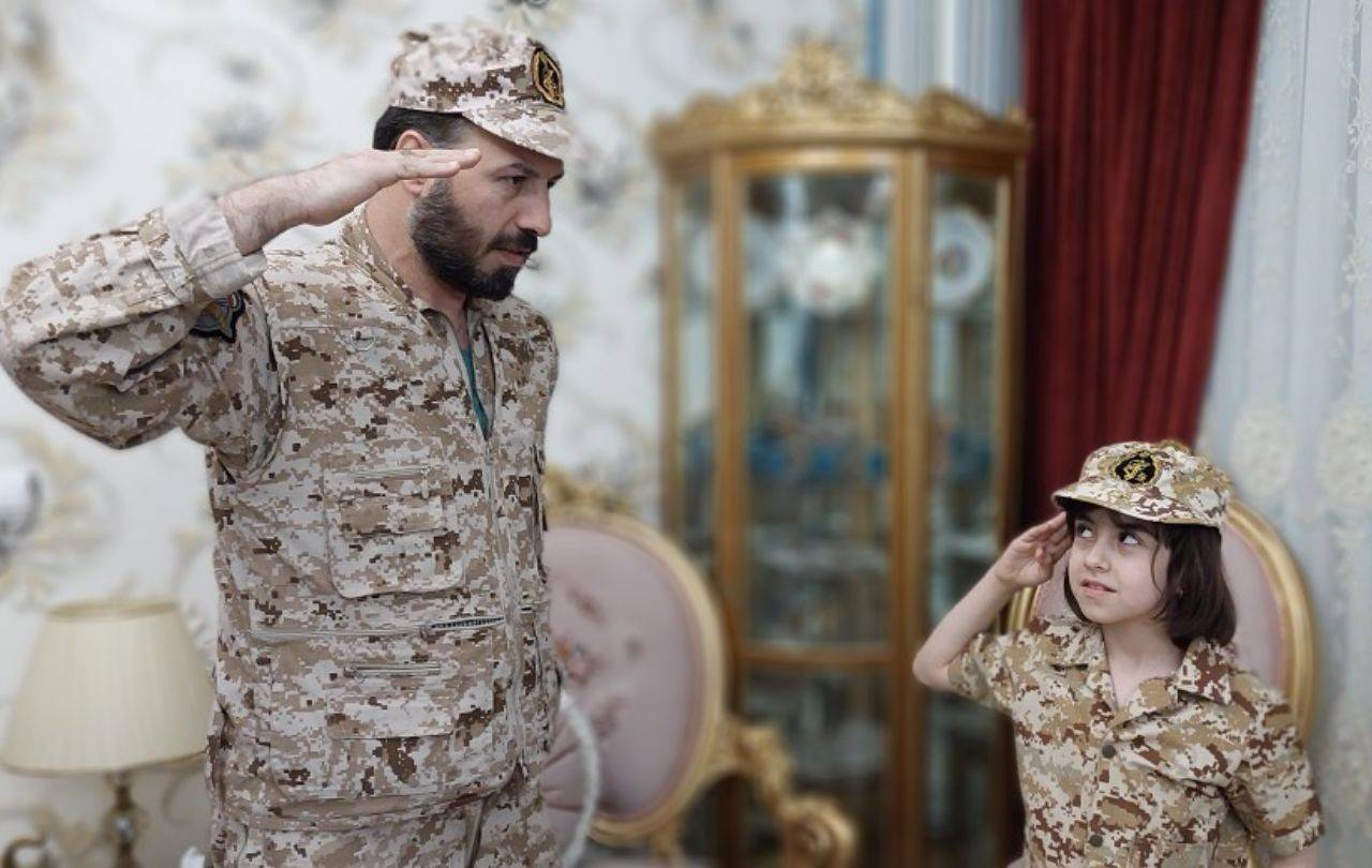 کودکی با لباس نظامی