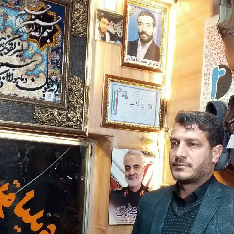 عکس یادگاری با تصویر سردار سلیمانی